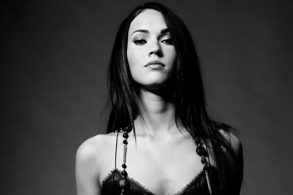 Megan Fox en blanco y negro busto foto