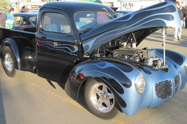 Camion pick-up bleu et noir avec capot ouvert