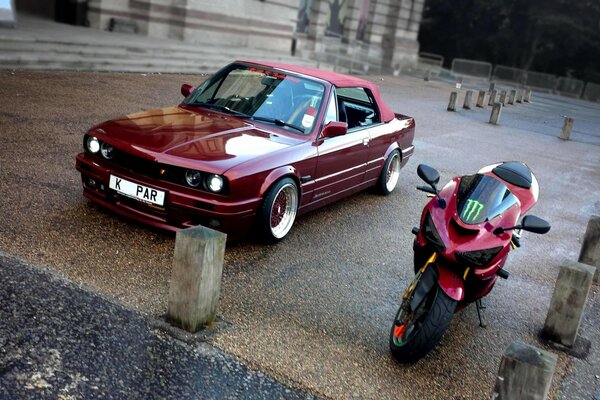 Coche retro rojo con motocicleta roja