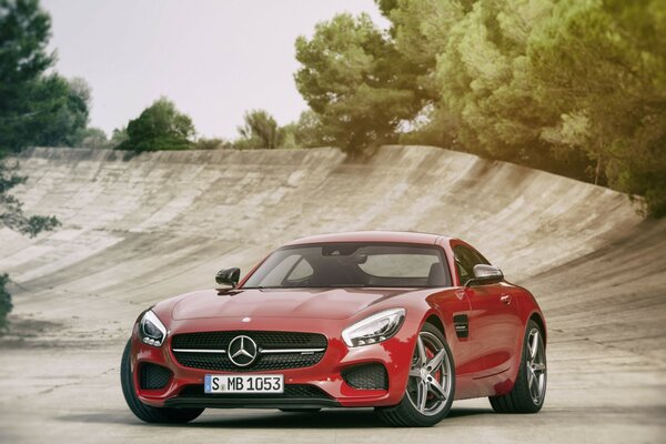 Mercedes deportivo rojo en la pista