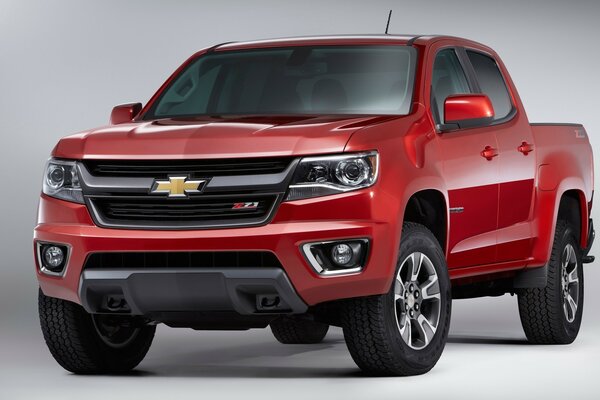 Camioneta Chevrolet roja sobre fondo gris