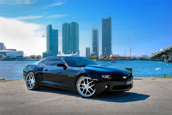 Une Chevrolet Camaro moderne. Corvette noire élégante