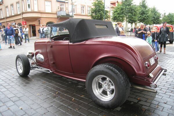 Auto rossa d epoca su una strada trafficata