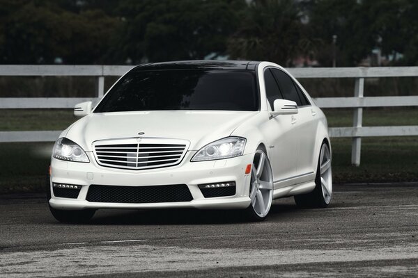 Blanco Mercedes es clase en el fondo de la valla blanca