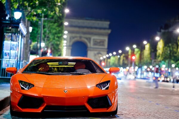 Ein orangener Lamborghini auf den Straßen von Paris