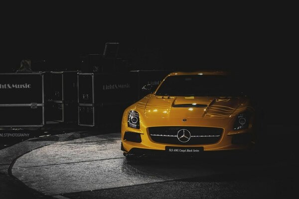 Giallo Mercedex Benz SLS AMG Coupé nel buio