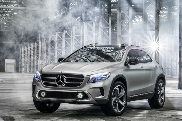 Crossover grigio Mercedes nello spazio di produzione