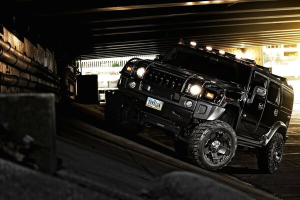 SUV Hummer nero con fari accesi