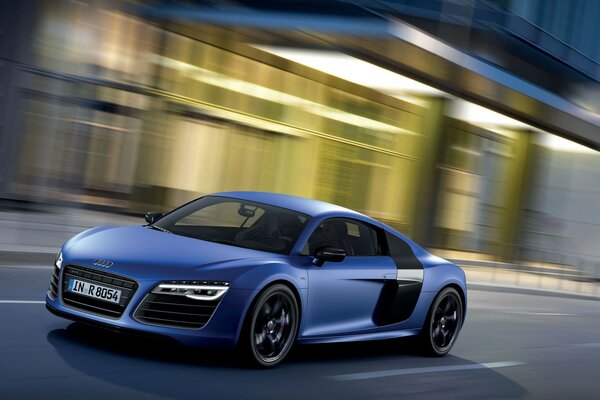 Un Audi azul corre por las calles de la ciudad