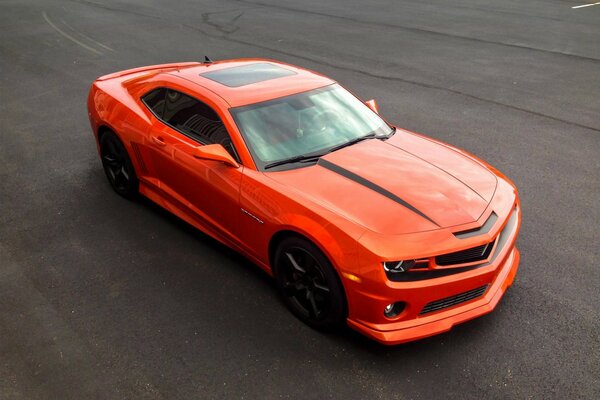 Orange Chevrolet Camaro auf der Strecke