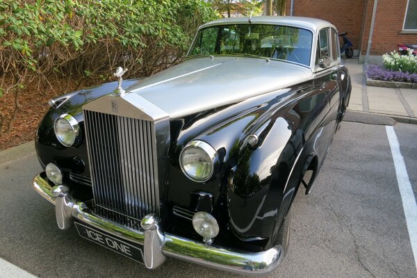 Hermoso coche retro de color negro