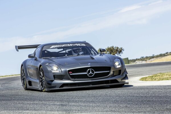 Gt3 amg sls mercedes-benz sur piste de course