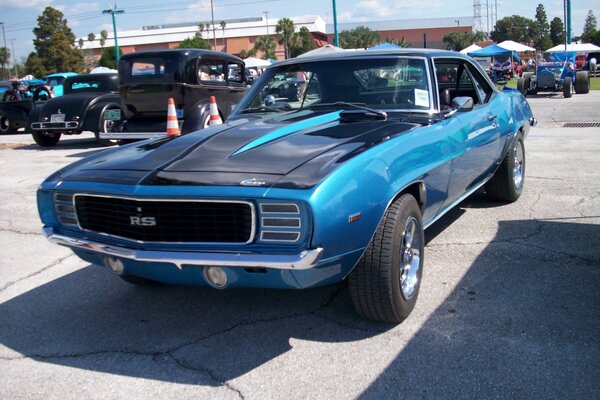 El clásico Chevrolet Camaro azul en subasta