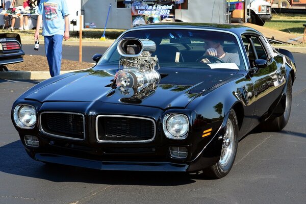 Naładowany muscle car Pontiac Firebird z 1975 roku