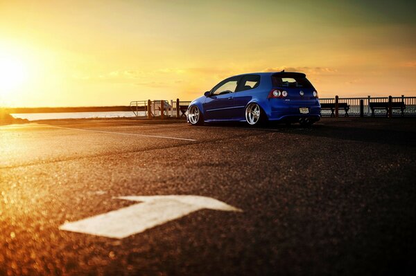 Voiture bleue au coucher du soleil