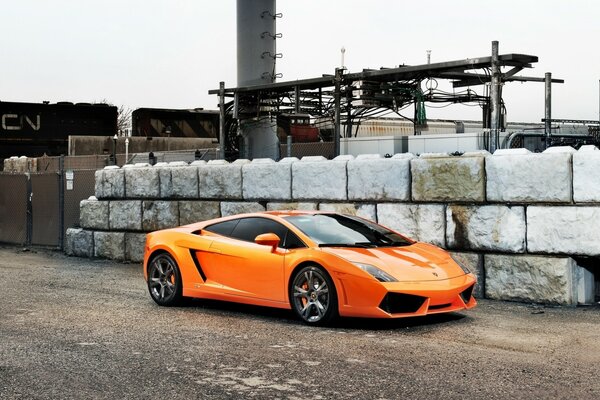 Lamborghini arancione al vecchio stabilimento