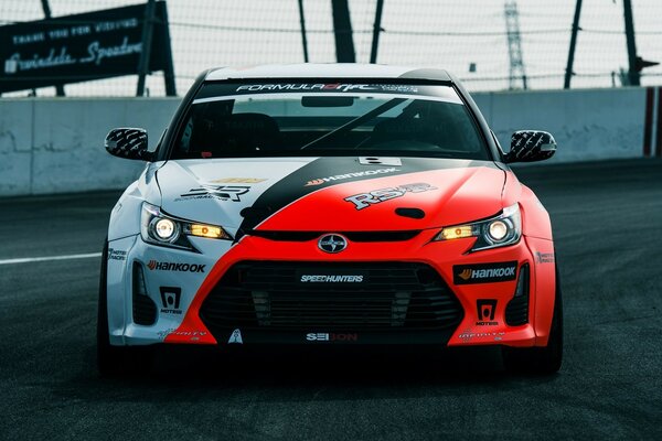 Voiture de course rouge et gris sur la piste