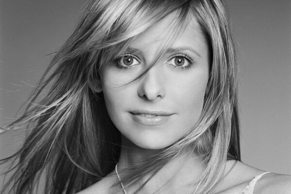 Foto en blanco y negro de Sarah Michelle Gellar