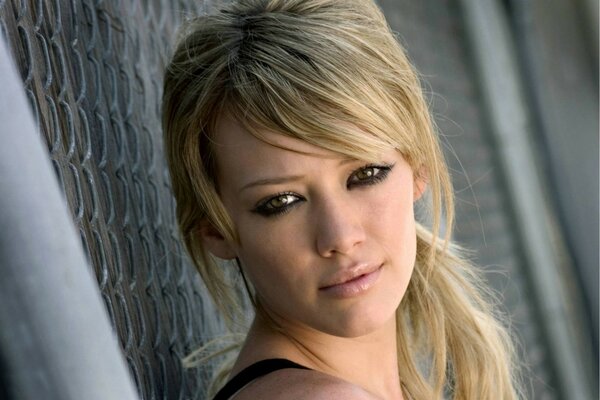 Hilary Duff photo shoot on the background of the grid