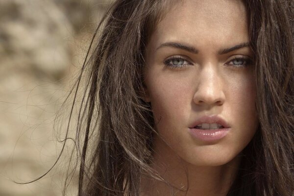 Portret Megan Fox na tle pustyni