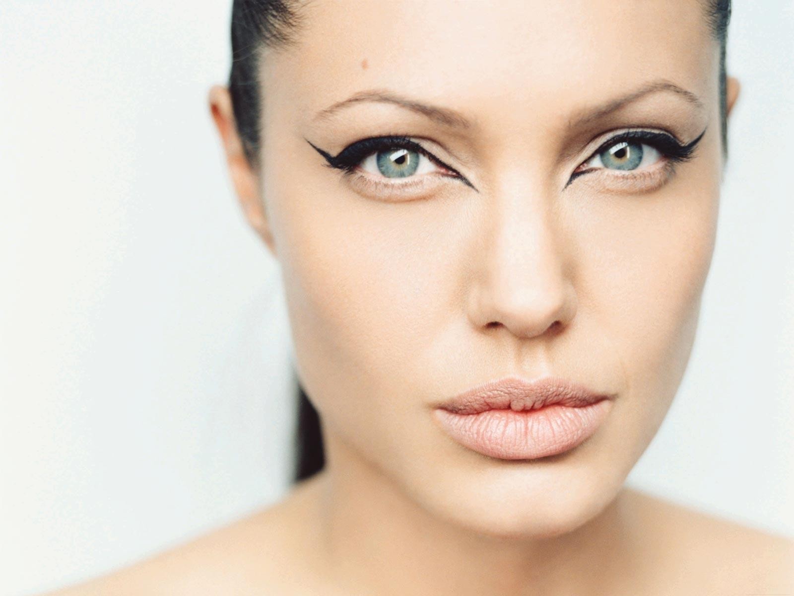 angelina jolie ojos