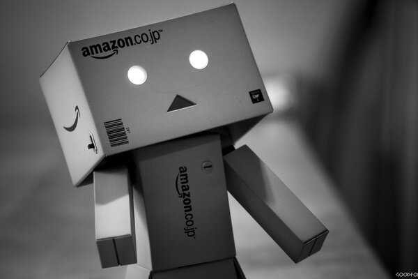 Roboter aus Boxen der Firma Amazon