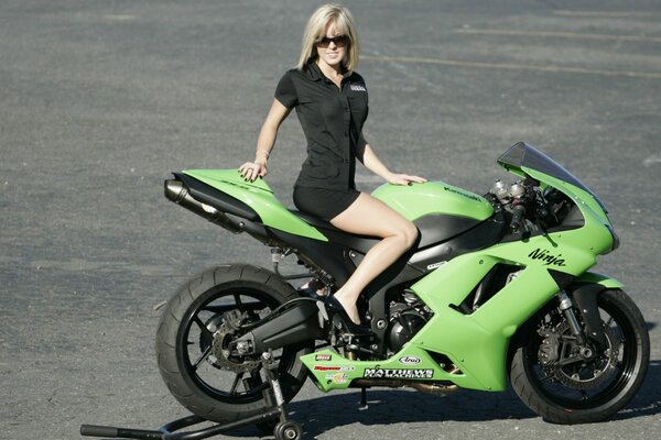 Ragazza al verde Kawasaki ZX6