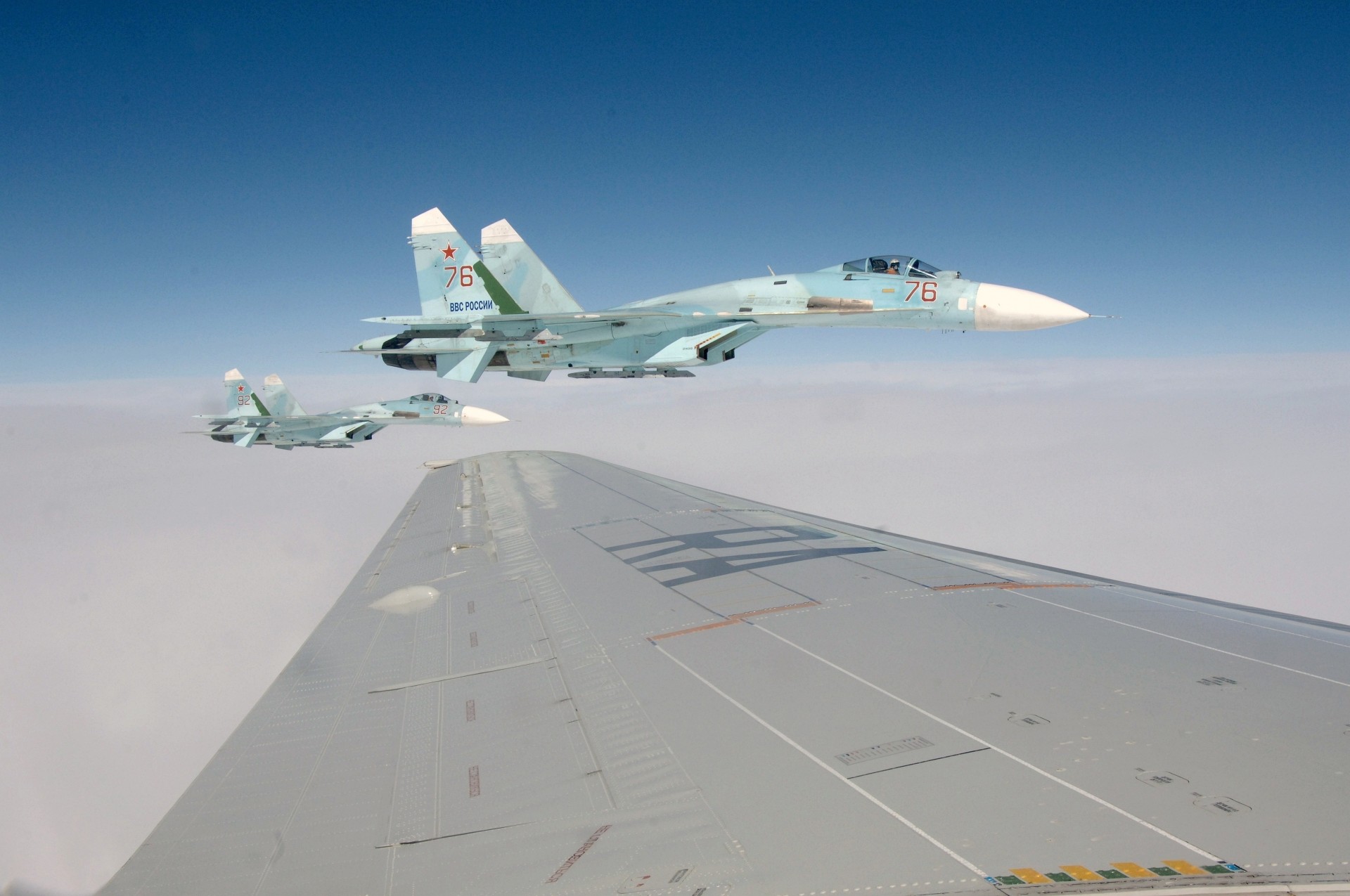 avión caza rusia piloto fuerza aérea ala su-27