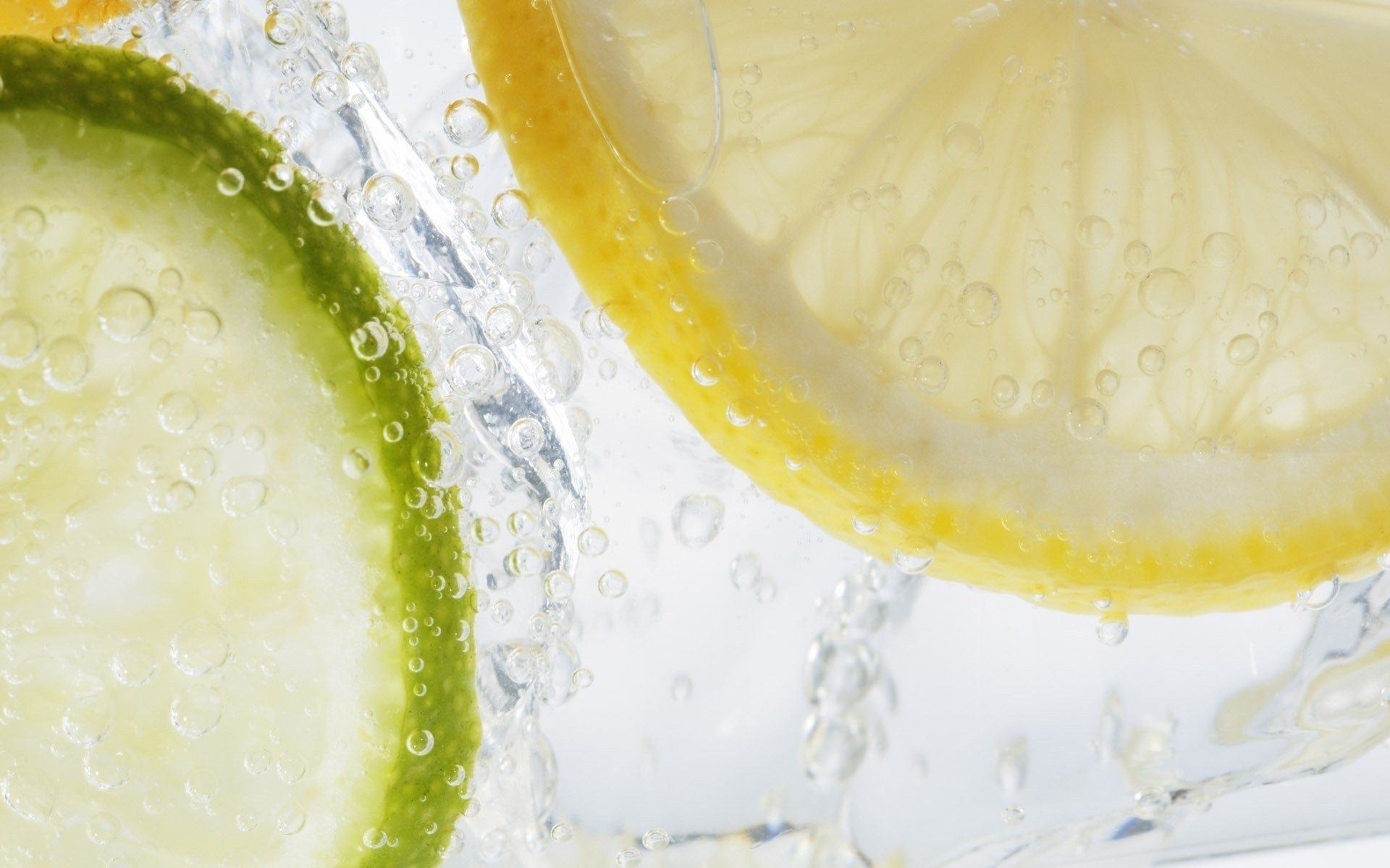 wasser mit blasen zitronenmelisse limette getränk