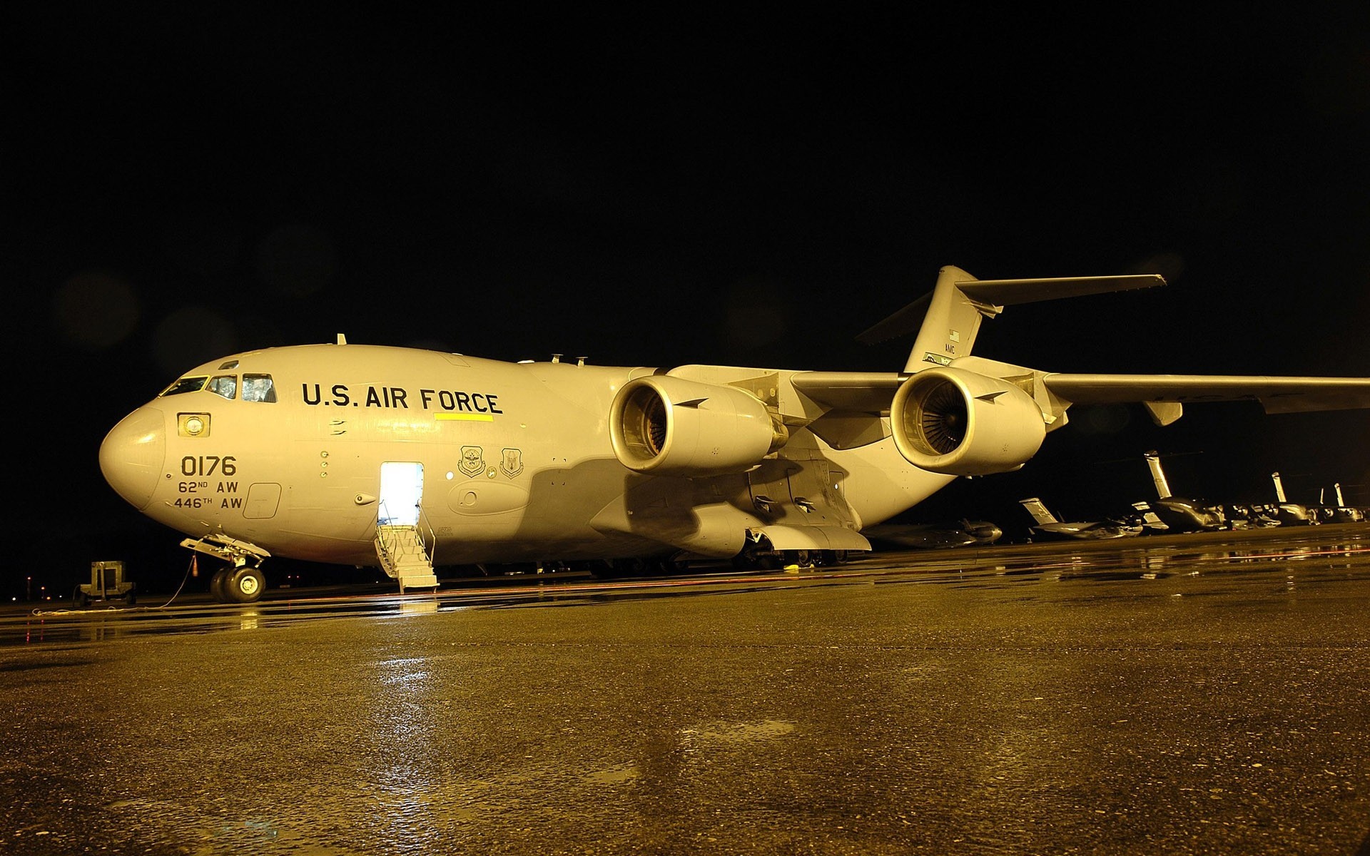 c-17 boeing plane night black yellow