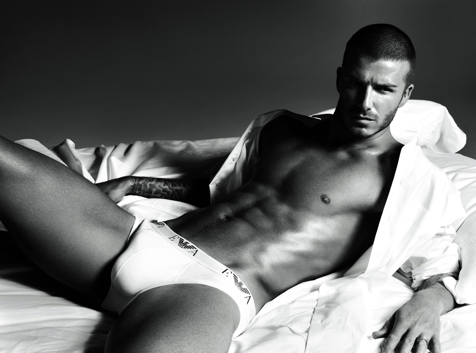 david beckham torse nu chemise blanche minet macho sexy torse muscles culotte mal rasé érotique noir et blanc