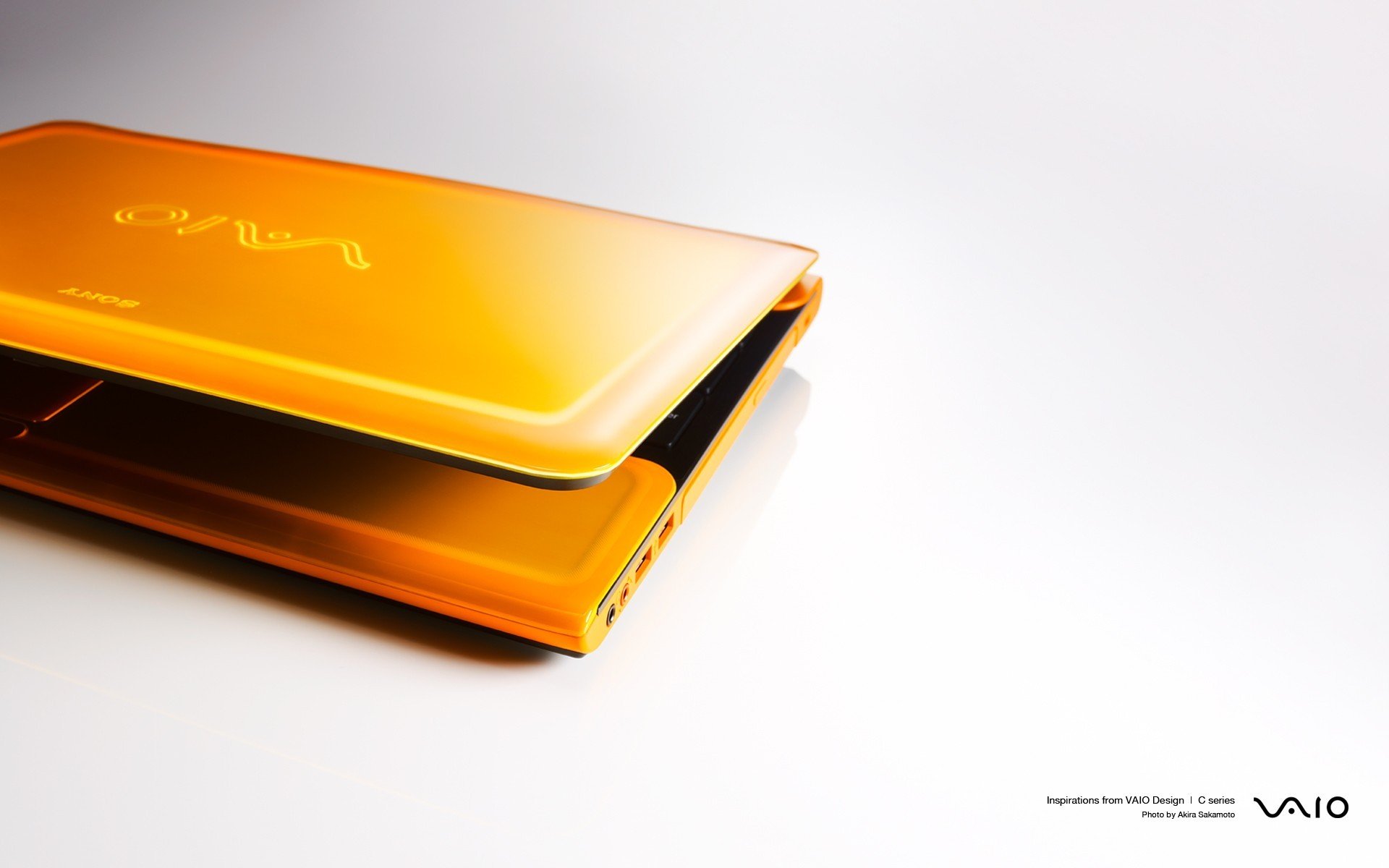 portátil naranja fondo blanco