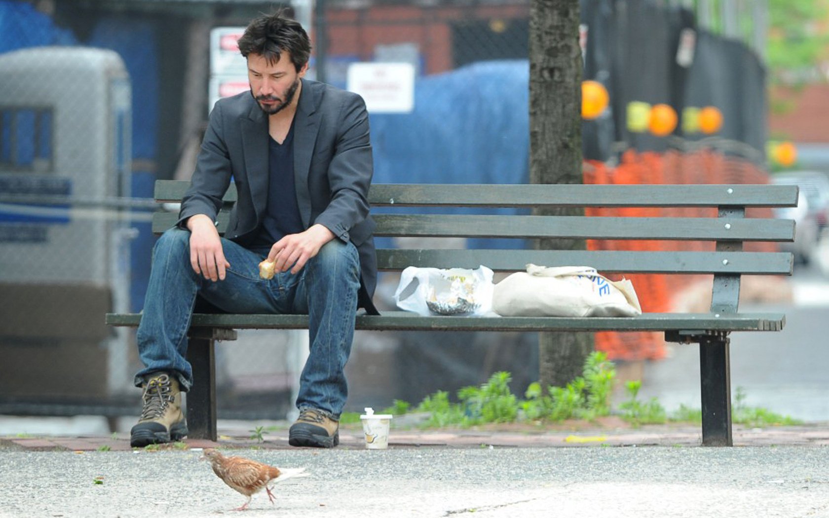 kiano reeves déjeuner banc acteur cinéma cadre banc jeans barbe veste baskets fatigue