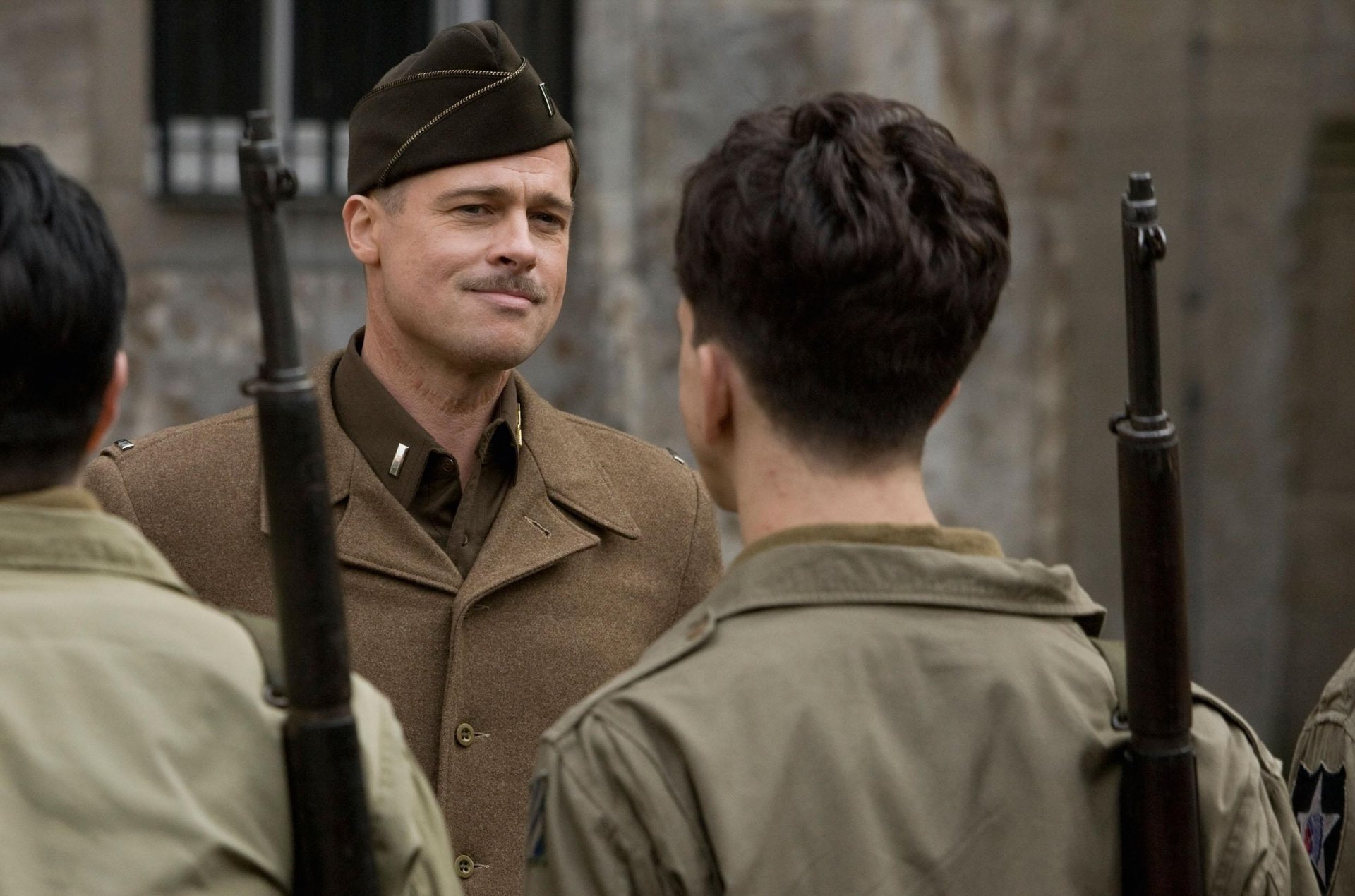 uniformi militari giovani ragazzi armi uomini attori cinematografici film brad pitt