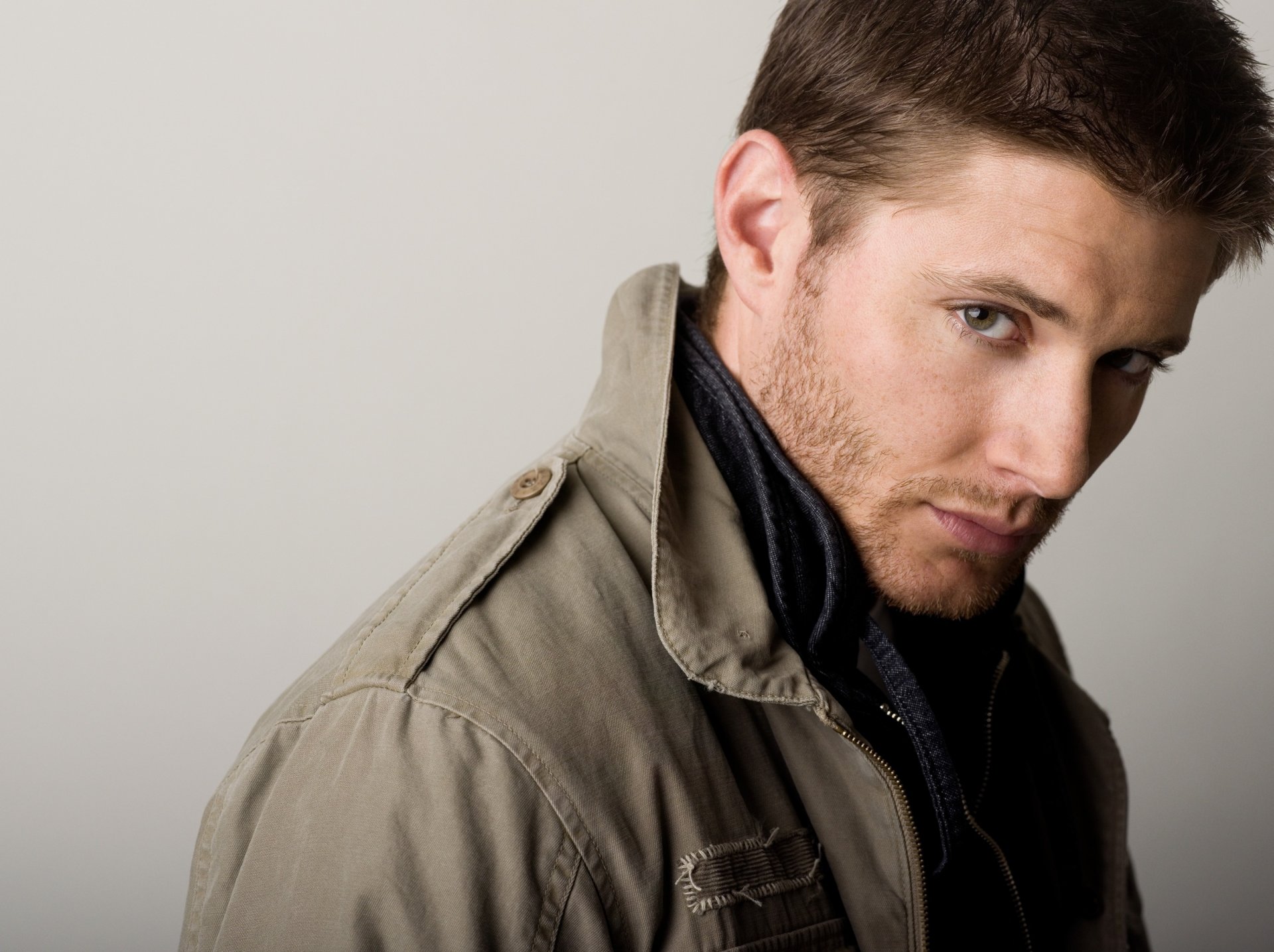 sguardo seducente jensen bello ritratto sguardo giacca barba lunga sfondo occhi faccia