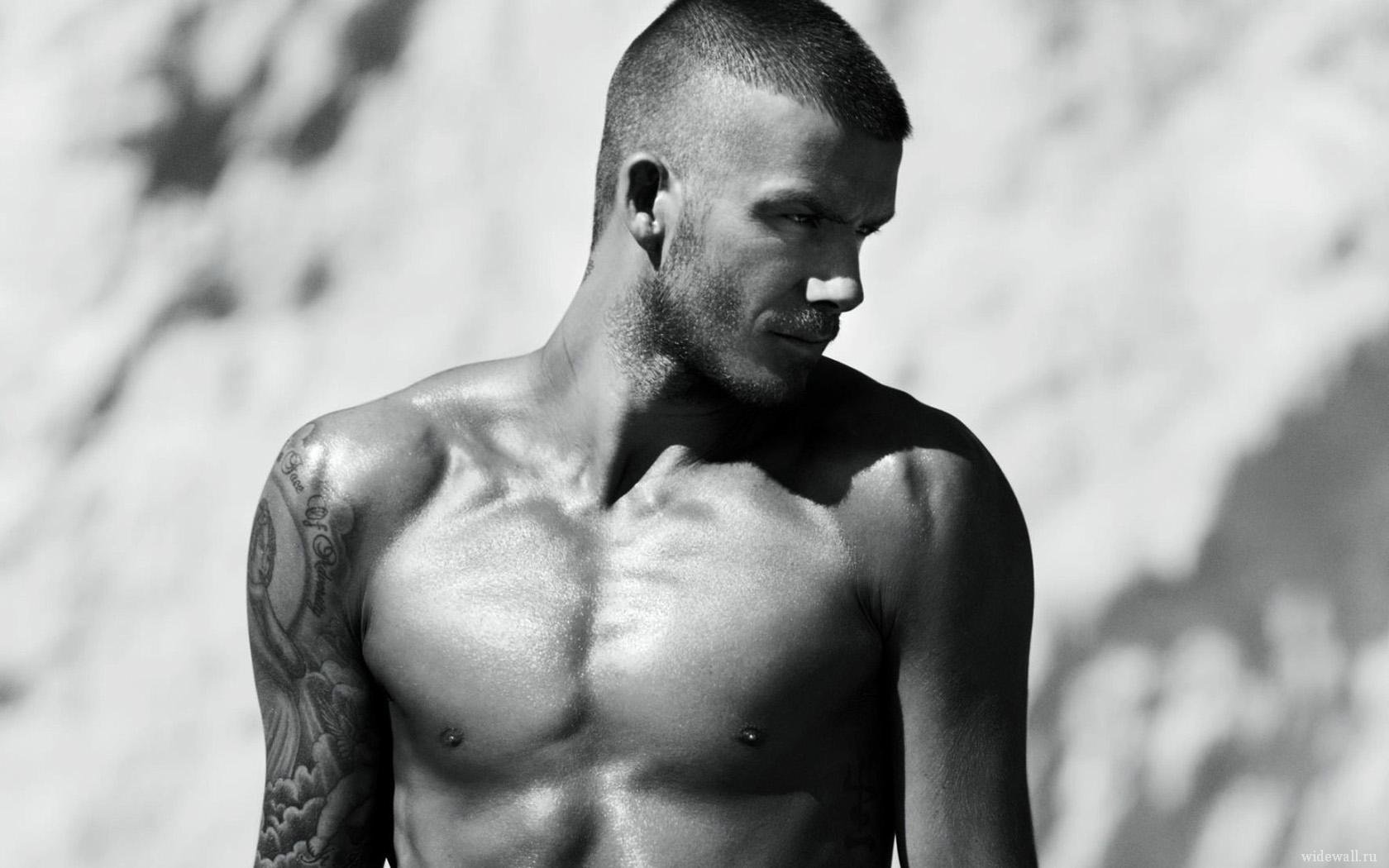 david beckham torso desnudo tatuaje cara blanco negro estrella celebridad tatuaje perfil músculos cuerpo cerdas sin afeitar pechos