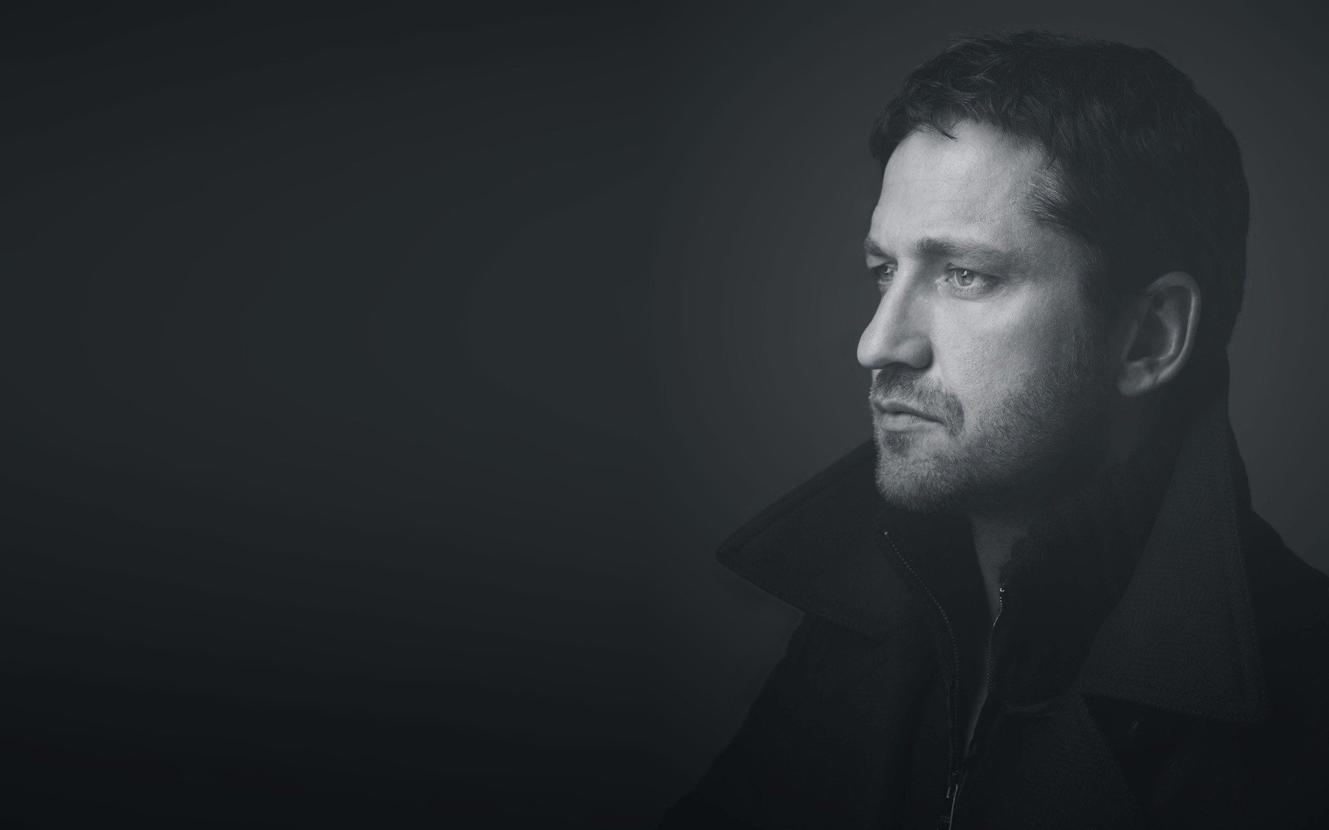 gars sérieux homme acteur portrait vue gerard butler photo yeux visage noir et blanc profil