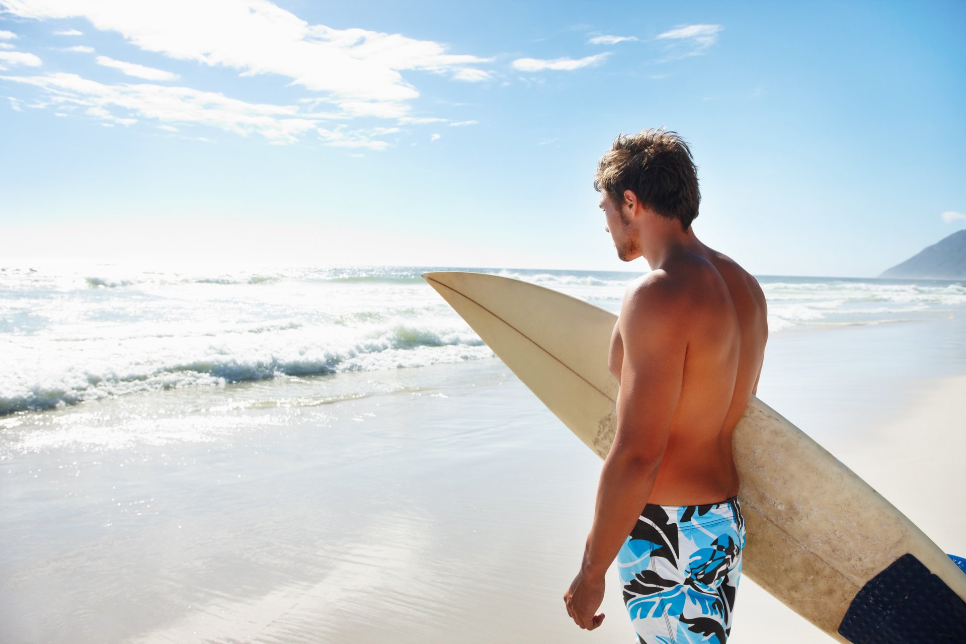 mann am strand brett meer sport kerl surfen wellen strand ufer wolken himmel