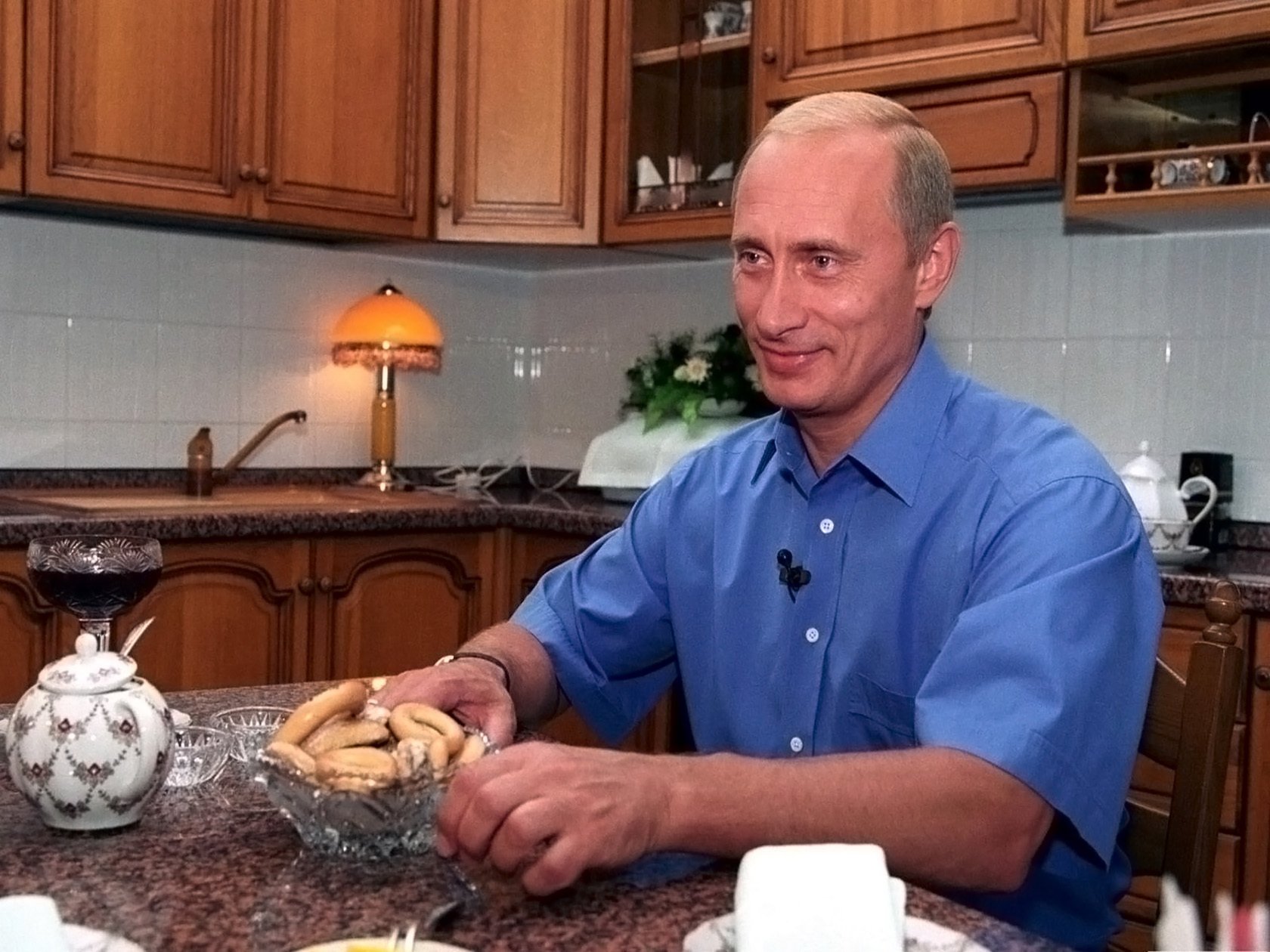 primo ministro candidato in cucina putin vaso di cristallo vista politica ritratto presidente personalità politico sorriso teiera tea party biscotti occhi faccia