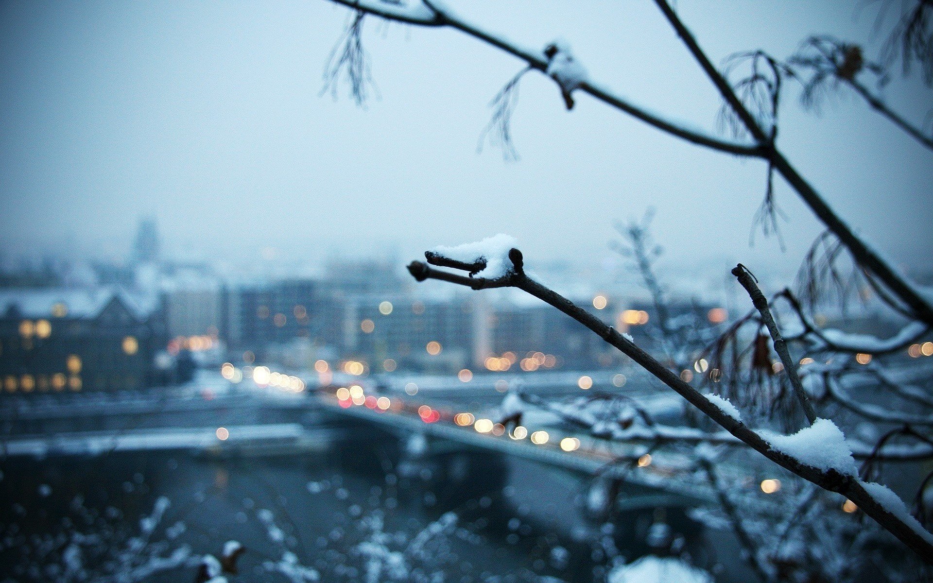 miasto rano zima śnieg