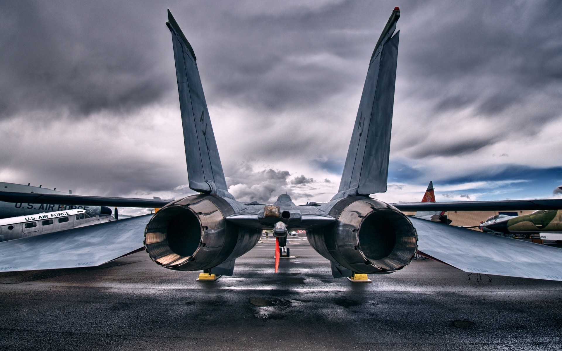 gris militaire avion gros plan nuage