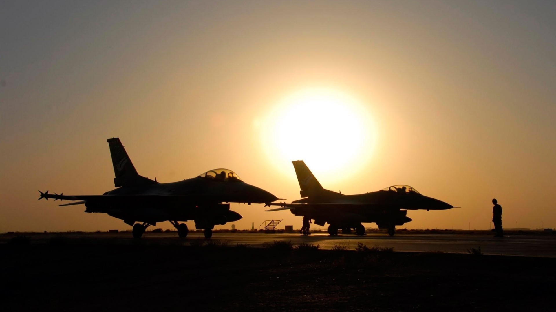 aereo f-16 militare tramonto