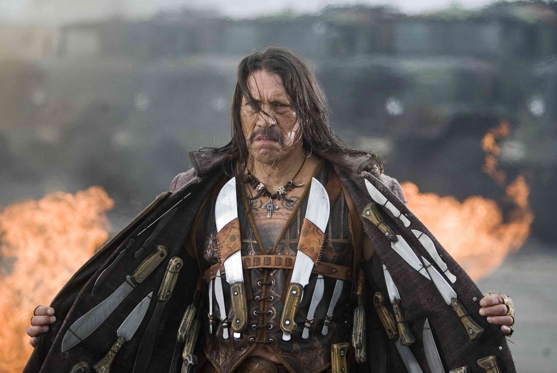 danny trejo broń biała noże aktorzy filmowi spojrzenie wąsy długie włosy film kadr filmy twarz tatuaż