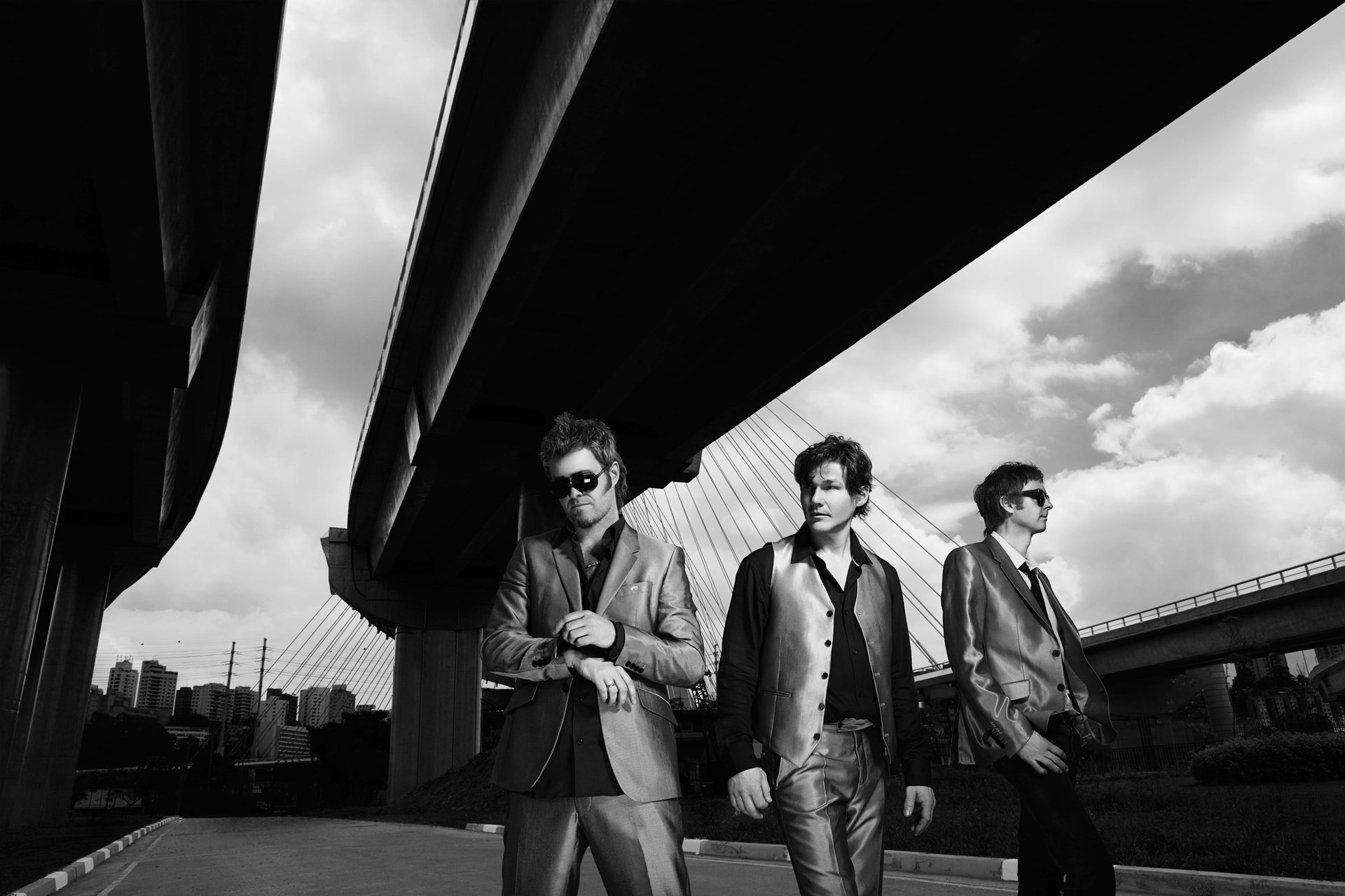 paseo por el puente tiempo chicos música colectivo cielo nubes b-w gafas tiempo blanco negro