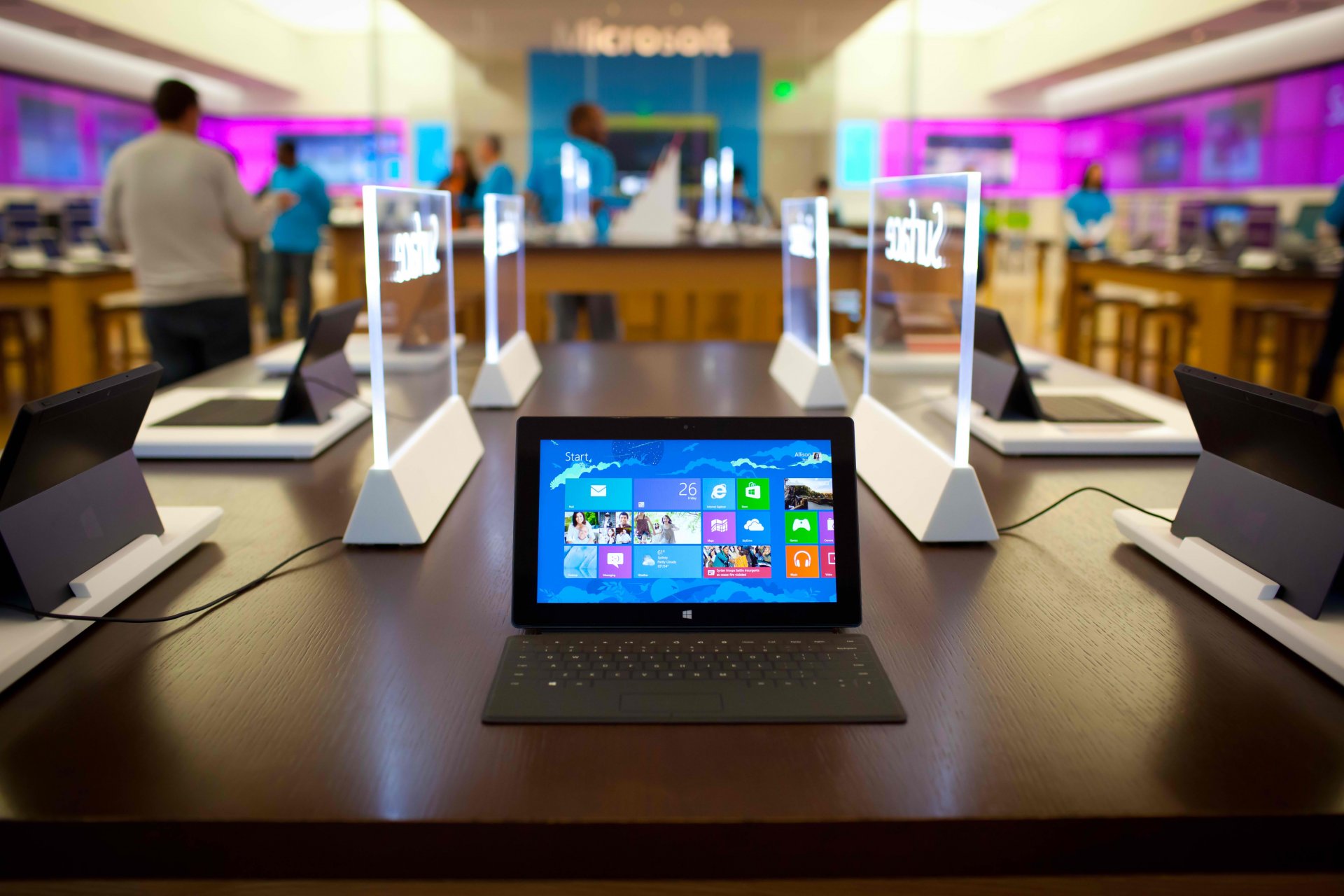 microsoft surface pro windows 8 tablet biuro ludzie