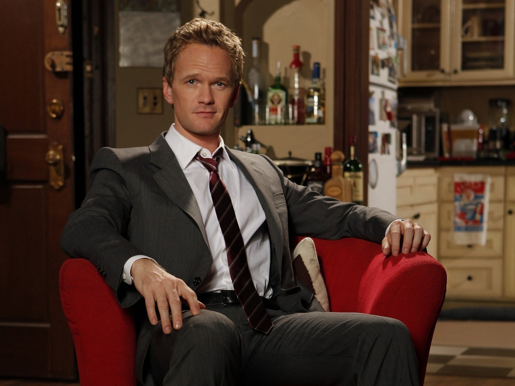 neil patrick harris costume chaise rouge vue portrait acteur cravate bouteille boisson alcoolisée sourire acteur yeux visage films cinéma