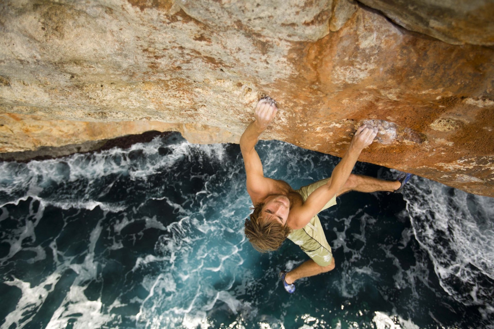 junger kerl krasse wasser klippe sport höhe extrem kerl meer kletterer