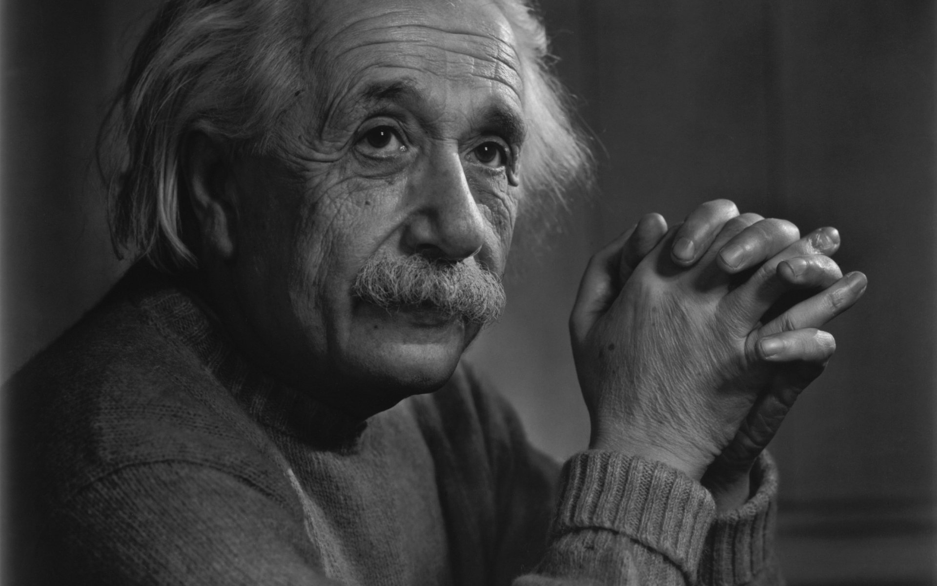 alter mann wissenschaftler einstein genie porträt blick schnurrbart handflächen hände alter falten augen gesicht