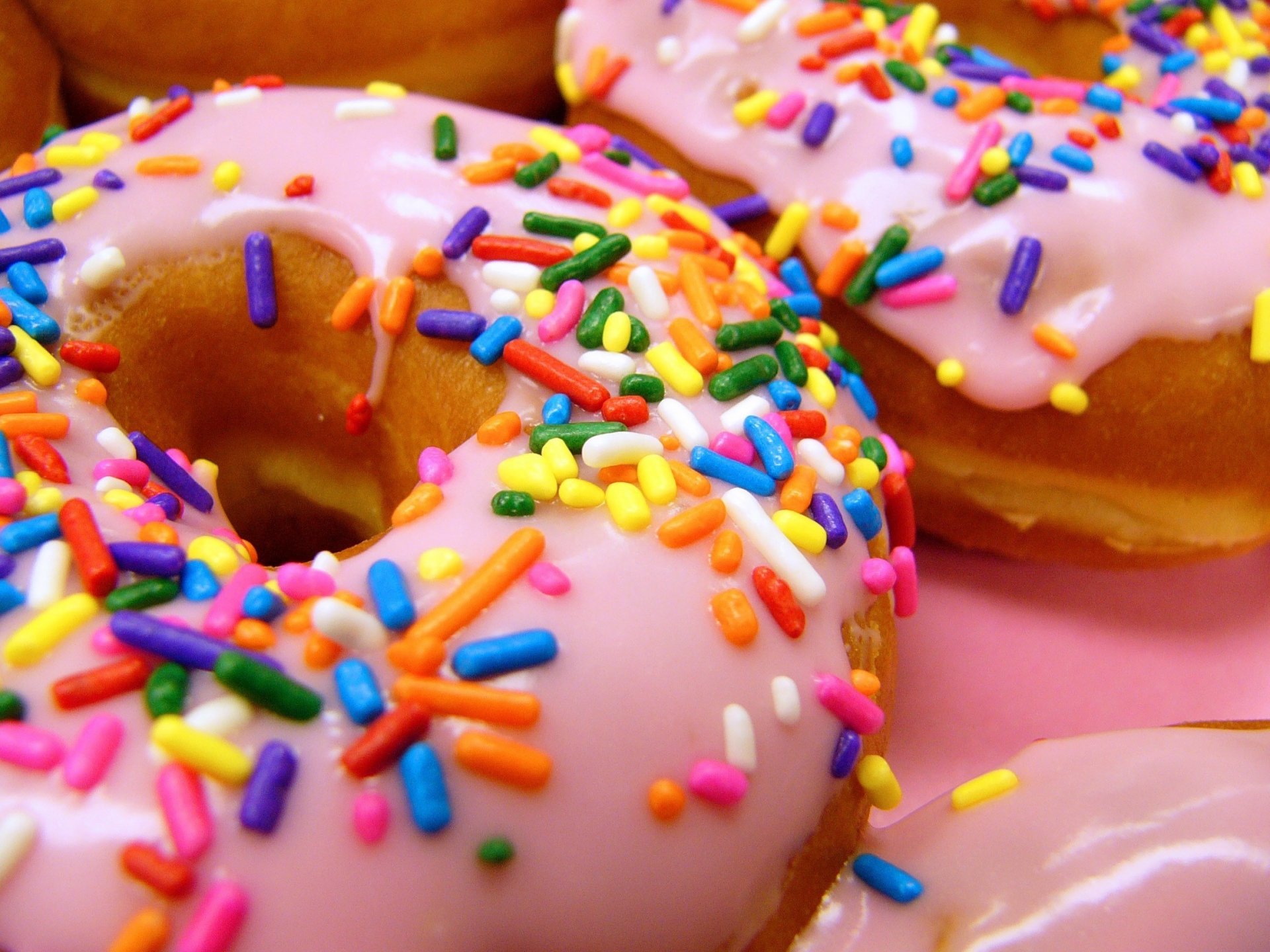 rosa zuckerguss essen süße donut