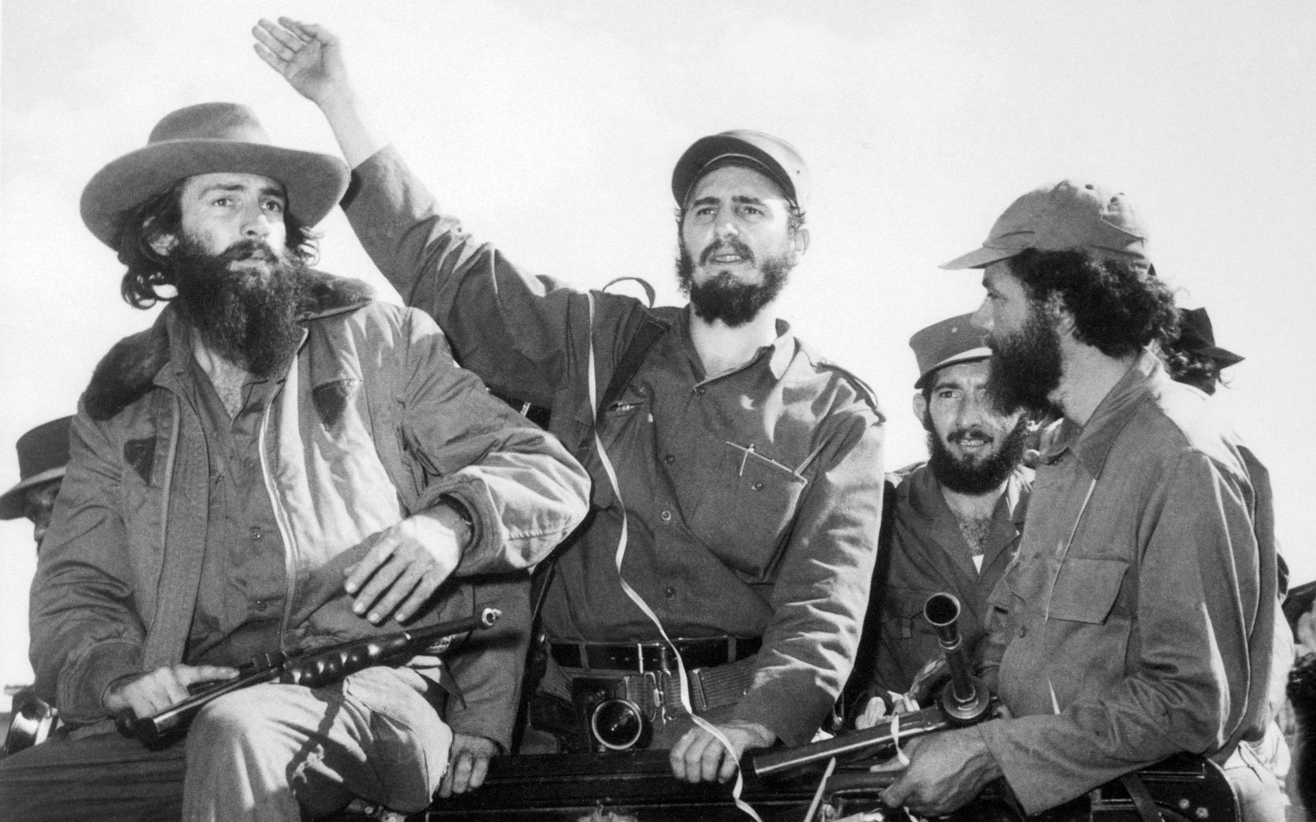 fidel castro bunt rewolucja spojrzenie polityka socjalizm kuba polityk apel mężczyźni broda broń kapelusz nakrycia głowy oczy twarz czarnobiel